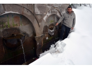 Çeşme Ve Tabelalara Zarar Verildi