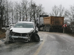 Otomobil İle Kamyon Kafa Kafaya Çarpıştı; 1 Kişi Yaralandı