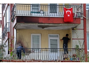 Balkon Alev Topuna Döndü, Mahalleli Panik Yaşadı