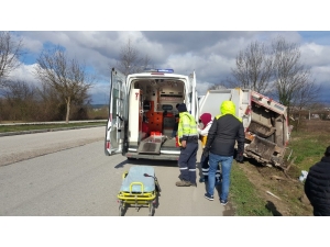Düzce’de Çöp Kamyonu Yoldan Çıktı: 3 Yaralı