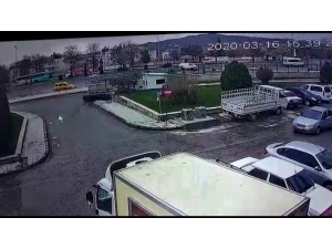 Otomobilin Güvenlik Kulübesine Girdiği Anlar Kamerada