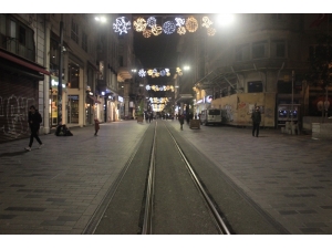 Korona Virüs Nedeniyle İstiklal Caddesi Ve Taksim Meydanı Boş Kaldı