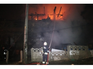 2 Katlı Kullanılmayan Bina Alev Alev Yandı