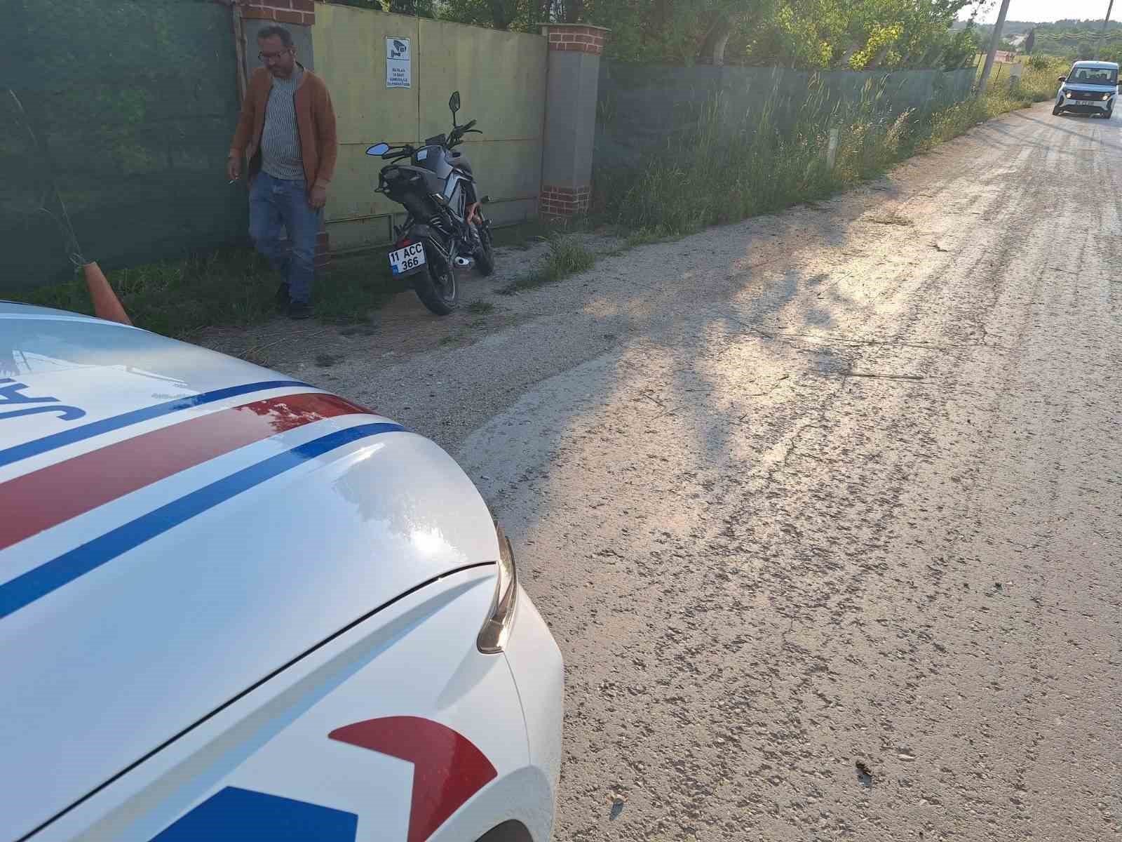 bilecik-te-alkollu-surucu-motosikletten-duserek-agir-yaralandi