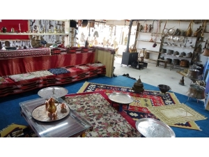 İş Yerinin 300 Metrekarelik Alanını Müzeye Çevirdi