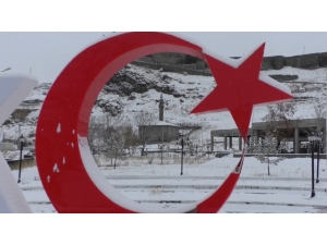 Kars’a Baharda Kar Yağdı