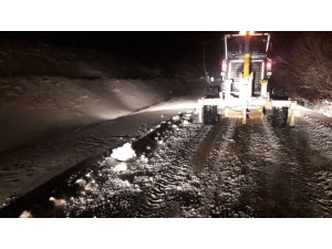 Kırşehir’de, Kar Yağışı Etkisi İle Kapanan Köy Yolları Açıldı
