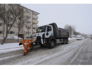 Belediye Ekipleri Karla Mücadele Çalışmalarını Sürdürüyor