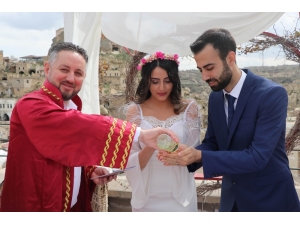 Damat Misafirlere, Belediye Başkanı Gelin Ve Damada Kolonya Döktü