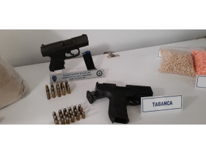 Narkotik Operasyonunda Fetö İzi Çıktı, Aramalarda İsrail Malı Silah Ele Geçirildi