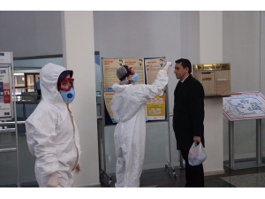 Adliyeye Ateşlerini Ölçtürüp Giriyorlar