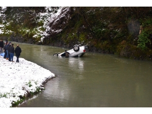 Otomobil Irmağa Uçtu: 1 Ölü
