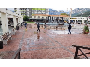 Büyükşehir Belediyesi Kemer Cumhuriyet Meydanı’nı Yeniliyor