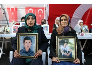 Hdp Önündeki Evlat Nöbetine İki Aile Daha Katıldı