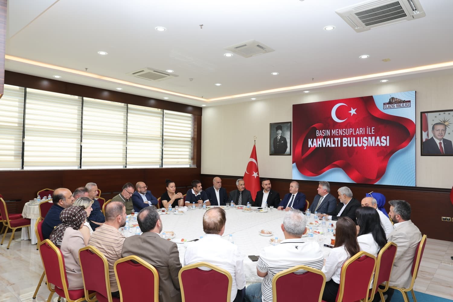 vali-hatipoglu-gazetecilerle-bir-araya-geldi