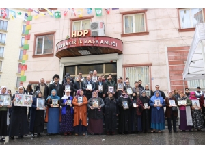 Hdp Önündeki Ailelerin Evlat Nöbeti 197’nci Gününde