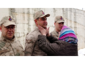 Şehit Evlatlarının Silah Arkadaşlarına Sarılıp Gözyaşı Döktüler