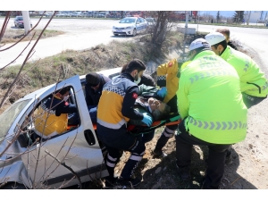 Bolu’da, Kontrolden Çıkan Araç Sulama Kanalına Uçtu: 2 Yaralı
