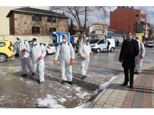 Çan’da Yollar Korona Virüse Karşı Deterjanlı Su İle Yıkanarak İlaçlandı