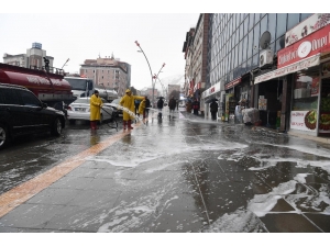Muş’taki Cadde Ve Kaldırımlar Köpüklü Ve Tazyikli Suyla Yıkanıyor