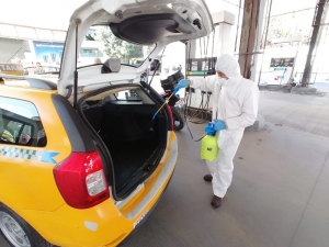 Taksicilerin Ve Minibüsçülerin Dezenfektan Kuyruğu