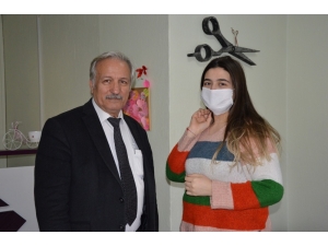 Manisalı Berber Ve Kuaförlere Maske Dağıtıldı