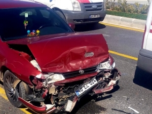 Belediye Otobüsüne Arkadan Çarpan Sürücü Yaralandı