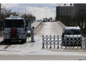 Karantina Alanına Giren Araçlar Çıkışta Dezenfekte Ediliyor
