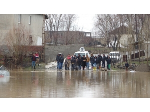 Muş’ta Bir Köy Sel Suları Altında Kaldı