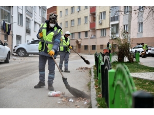 Tepebaşı’nda Temizlik Ve İlaçlama Çalışmaları Devam Ediyor