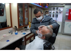 Berberlerden Eldivenli, Maskeli Virüs Önlemi