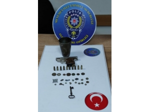 İzmir’de Tarihi Eser Kaçakçıları Yakalandı: 26 Parça Tarihi Eser Ele Geçirildi