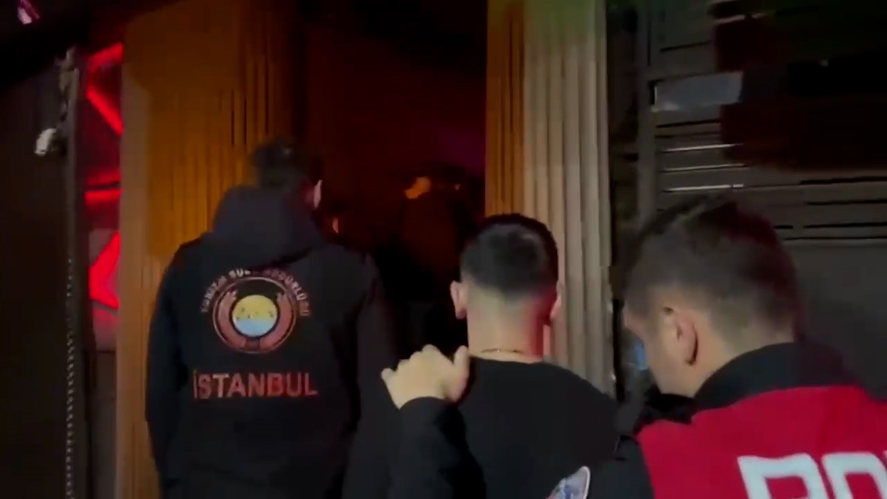 beyoglu-nda-dilenci-ve-hanutculara-yonelik-denetim-610-kisinin-gbt-si-sorgulandi-11-aranan-sahis-yakalandi