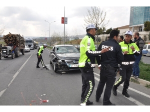 Şerit Değiştirmek İsteyen Motosiklet Otomobile Çarptı: 1 Yaralı