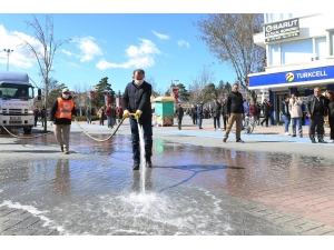 Bolu’nun En İşlek Caddesi Korona Virüse Karşı Dezenfekte Edildi