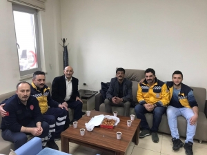 Vatandaşlardan 112 Çalışanlarına Tatlı İkramı