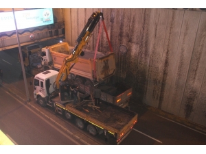 Tır Üzerindeki Kamyon Alt Geçide Sıkıştı, Vinç Yardımıyla Kurtarıldı