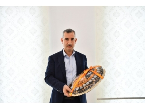 Başkan Çınar, Bakan Koca’ya, Malatya Kayısısı İle Kayısı Kolonyası Gönderdi