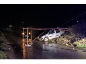 Fırtınanın Devirdiği Direk Aracın Üzerine Düştü, Sürücü Yaralandı