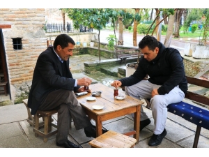 Adana’da Kıraathaneci Ve Vatandaşlar Yasağa Uymadı