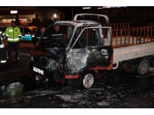 Park Halindeki Kamyonet Yanarak Kullanılamaz Hale Geldi