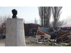 Çanakkale’de Atatürk Büstü Çöpler İçinde Kaldı