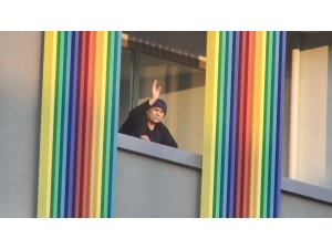 Karantina Yurdunda İlk Sabah, Kameraya El Salladı