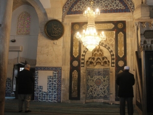 Cemaat Korona Virüs Yasağına Uyuyor