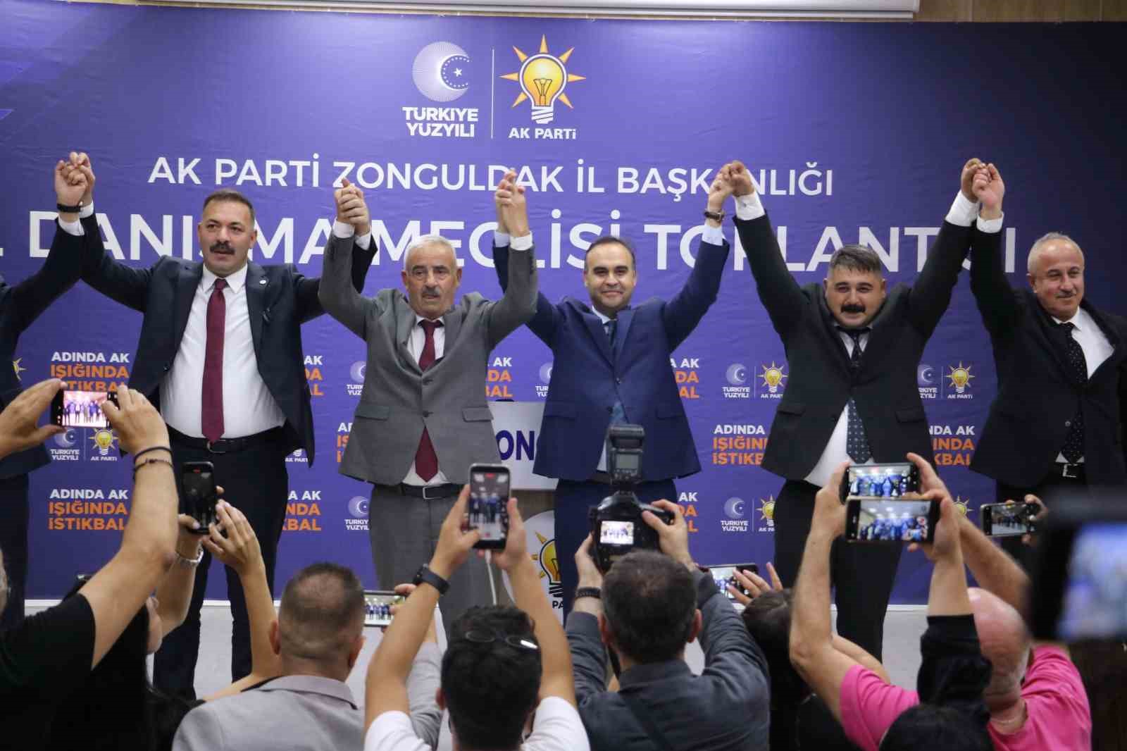 chp-den-istifa-eden-iki-meclis-uyesi-ak-parti-ye-gecti-rozetleri-bakan-kacir-takti