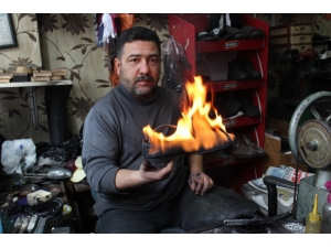 Temizlik Ayakta Başlar Diyerek Ayakkabıları Yakıyor