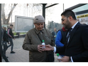 Fırsatçılara İnat Bedava Dezenfektan Jel Dağıttılar