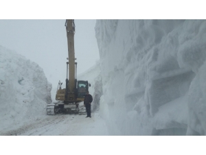 Kar Kalınlığının 11 Metreyi Bulduğu Yolda Çalışma