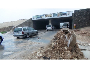 Sağanak Yağmur Yolları Göle Çevirdi