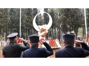 Şehitlikte Sade Tören